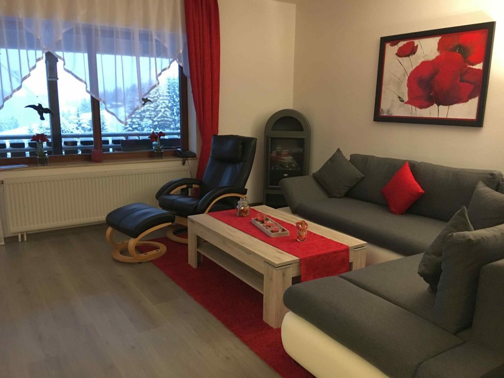 Sitzecke mit Kamin im Wohnzimmer im EG